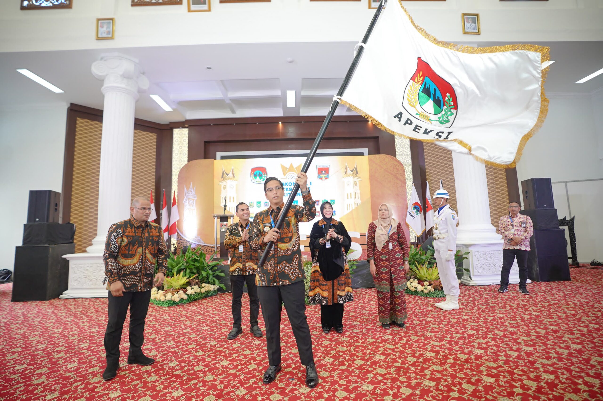 Rico Waas Terpilih Sebagai Ketua Komwil I APEKSI Wali Kota Medan Rico Tri Putra Bayu Waas terpilih sebagai Ketua Komisariat Wilayah (Komwil) I Asosiasi Pemerintah Kota Seluruh Indonesia (APEKSI) masa bakti 2025-2028. Waspada/ist