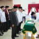 Wali Kota Medan Rico Tri Putra Bayu Waas melantik langsung seluruh dewan pengawas dan dewan hakim yang nantinya akan bertugas melakukan pengawasan dan penilaian, bertempat di Gedung Serbaguna PKK Kota Medan, jalan Rotan, Kecamatan Medan Petisah, Rabu (16/4/2025). Waspada/Ist