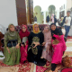 FOTO BERSAMA -- Pengurus Perkumpula Majelis Taklim Indonesia (PMTI) DPC Kota Medan, berfoto bersama usai menggelar Halal bihalal & Silaturahmi 1 Syawal 1445 Hijriah yang digelar di Jalan Danau Sentani No 4 Medan, Kelurahan Sei Agul, Kecamatan Medan Barat, Kamis (17/4). Waspada/Ist