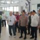 Kapolda Sumut Irjen Pol. Whisnu Hermawan bersama Forkopimda Deliserdang meninjau arus balik di Bandara Kualanamu, Deliserdang, Rabu (9/4). Waspada/Ist