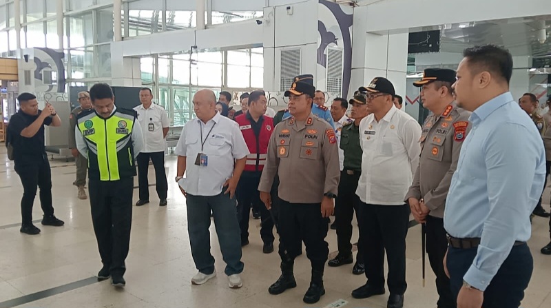 Kapolda Sumut Irjen Pol. Whisnu Hermawan bersama Forkopimda Deliserdang meninjau arus balik di Bandara Kualanamu, Deliserdang, Rabu (9/4). Waspada/Ist