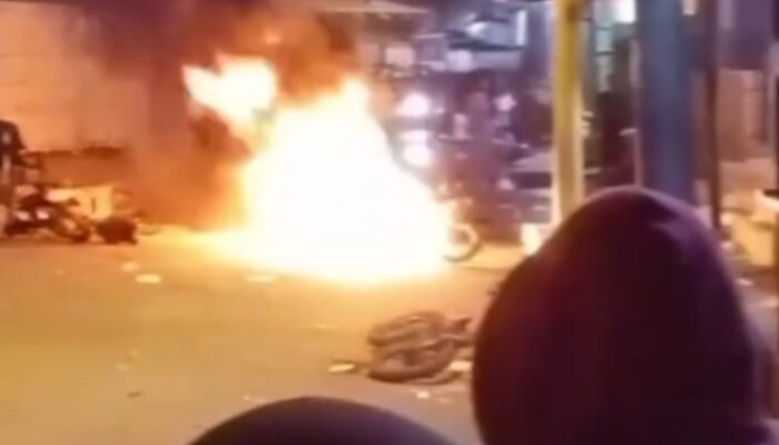 Gerebek Narkoba, 2 Sepedamotor Polisi Dibakar Massa Di Belawan