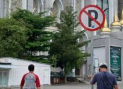 Dishub Kota Medan Pasang Rambu Larangan Parkir Di Depan Masjid Agung