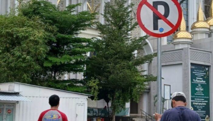 Dishub Kota Medan Pasang Rambu Larangan Parkir Di Depan Masjid Agung