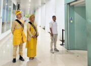 Petugas CSM Berbusana Adat Sambut Penumpang Di Pelabuhan Belawan