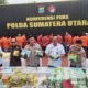 Kapoldasu Irjen Pol. Whisnu Hermawan Februanto didampingi Wakapoldasu Brigjen Pol. Rony Samtana, Dir Narkoba Kombes Pol. Jean Calvin Simanjuntak, para pejabat Poldasu dan perwakilan BNNP, BC serta Kajatisu saat konferensi pers pengungkapan Narkob, Senin (14/4). Waspada/gito ap