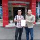 POLTAK Sirait memperlihatkan surat putusan atas laporannya terhadap Notaris IHS di gedung MPN Jl. Putri Hijau Medan, Kamis (17/4). Waspada/Ist
