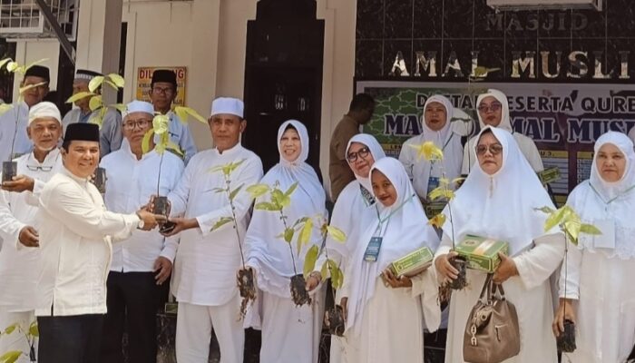 Kepala KUA Medan Denai Dukung Kanwil Kemenagsu Tanam Pohon Matoa