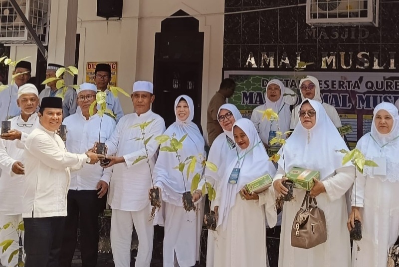 Kepala KUA Medan Denai Dukung Kanwil Kemenagsu Tanam Pohon Matoa