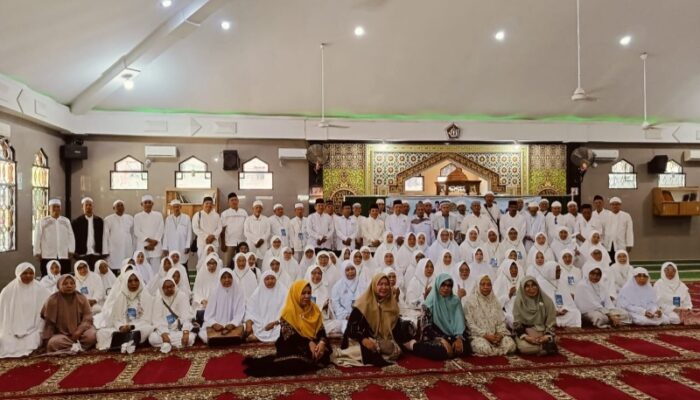 Manasik Haji Kecamatan Medan Denai Ditutup Dengan Tepung Tawar Calhaj