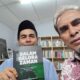 KETUA SatuPena Sumut Prof Dr. Shafwan Hadi Umry, M.Hum (kanan) menerima buku edisi penerbitan Pena Malaysia yang diserahkan penulis Rosman Muhammad Saleh. Waspada/ist