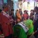 Ketua DPD FUI Kota Medan Ustadz Nursarianto ikut melepas keberangkatan jenazah Dimas Prasetyo menuju lokasi pemakaman di pekuburan muslim Jl. TM Pahlawan Kelurahan Belawan 1 Kecamatan Medan Belawan, Minggu (20/4). Waspada/Andi Aria Tirtayasa