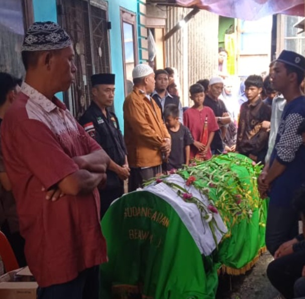 Ketua DPD FUI Kota Medan Ustadz Nursarianto ikut melepas keberangkatan jenazah Dimas Prasetyo menuju lokasi pemakaman di pekuburan muslim Jl. TM Pahlawan Kelurahan Belawan 1 Kecamatan Medan Belawan, Minggu (20/4). Waspada/Andi Aria Tirtayasa