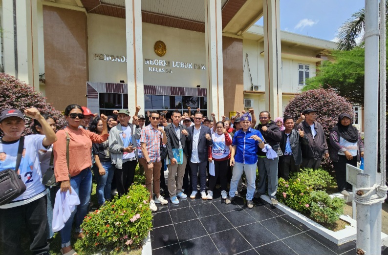 MASYARAKAT yang tergabung dalam Himpunan Penggarap Pengusahaan Lahan Kosong Negara (HPPLKN) mengajukan Gugatan Perlawanan Pihak Ketiga (Derden Verzet) terhadap lahan seluas 32 Hektare di Desa Helvetia Deliserdang. Waspada/ist
