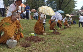 Sambut Hari Raya Waisak, Bimas Buddha Kemenag Gelar Tanam 30 Pohon di TMII