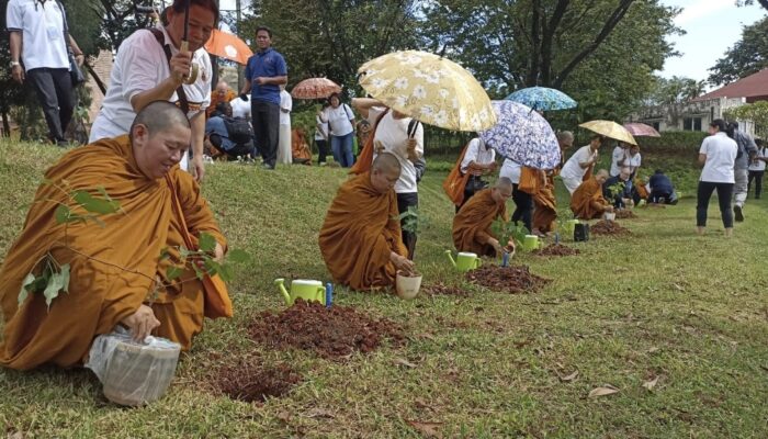 Sambut Hari Raya Waisak, Bimas Buddha Kemenag Gelar Tanam 30 Pohon di TMII
