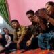 Ketua Komisi B DPRD Sumatera Utara, Sorta Boru Siahaan, bertemu Kelompok Tani Hutan (KTH) Marsiurupan, Desa Parbuluan I, Kecamatan Parbuluan, belum lama ini. Waspada/ist