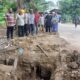 Teks foto: Warga Lingkungan 13, Kelurahan Tegalsari Mandala II, Kecamatan Medan Denai, berkumpul di sekitar lokasi penggalian pipa air bersih yang dikerjakan setelah mendapat perhatian dari Anggota DPRD Sumut Fajri Akbar. Langkah ini diambil menyusul keluhan warga yang kesulitan mendapatkan air bersih beberapa bulan terakhir.