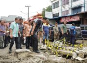 Jalan Sunggal Rusak Parah Seperti Kubangan Kerbau, Warga Menangis