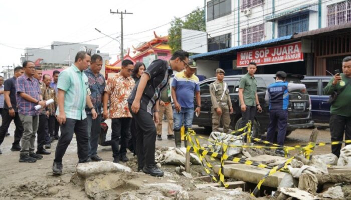 Jalan Sunggal Rusak Parah Seperti Kubangan Kerbau, Warga Menangis