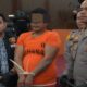 Tersangka Ir alias Ilpan Jengkol saat diinterogasi Kapolres Pelabuhan Belawan AKBP Oloan Siahaan sebelum dijebloskan ke dalam sel, Jumat (25/4). Waspada/Andi Aria Tirtayasa