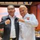 Ketua Pengurus Cabang Persatuan Insinyur Indonesia (PII) Kota Medan, yang juga merupakan Pengurus Pusat PII, Malik Assalih Harahap (kiri) foto bersama Ketua Umum Persatuan Insinyur Indonesia (PII) Dr. Ing. Ir. Ilham Akbar Habibie, MBA, IPU, di Soehanna Hall, Jakarta Selatan, 20 Januari 2025 lalu dalam acara Pelantikan Pengurus Pusat PII Periode 2024–2027. Waspada/ist