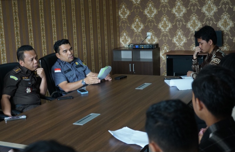KEPALA Kejaksaan Tinggi Sumatera Utara Idianto,SH, MH yang diwakili Koordinator Bidang Intelijen Yos A Tarigan, SH, MH didampingi Kasi Penkum Kejati Sumut Adre W Ginting, SH, MH menerima audiensi sekaligus perkenalan kepengurusan dan struktur kepengurusan organisasi Dewan Pimpinan Cabang Perhimpunan Mahasiswa Hukum Indonesia (Permahi) Kota Medan, di Ruang PTSP Kejati Sumut, Rabu (23/4/2025). Waspada/ist