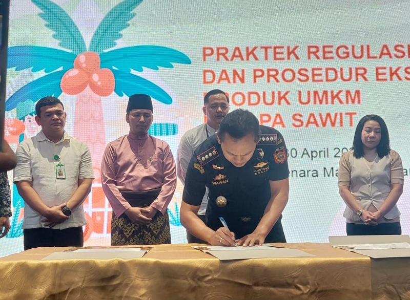Kegiatan penandatanganan MoU antara SAMADE dengan Rumah BUMN Mandiri dan Bea Cukai, tampak dalam poto Kepala Kantor Bea Cukai Medan Wawan Dharmawan tandatangan MoU disaksikan CEO Rumah Tamadun, Hendra Dermawan. Waspada/Anum Saskia