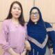 drg. Melva Sirait, Sp.BM (kiri) bersama Anita “Inong”, relawan Smile Train Indonesia, usai acara halal bihalal di RS Mitra Sejati, Medan. Keduanya menjadi garda terdepan dalam pelayanan operasi bibir sumbing bagi pasien kurang mampu. Waspada/mahbubah lubis