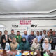 Direktur Utama Sedaya Property, Deni Surya, ST., dan Prof. Dr. Murniati Mukhlisin, M.Acc., CFP, pakar keuangan syariah dan Founder Sakinah Finance foto bersama para karyawan Sedaya Property usai kegiatan Business Insight yang dilaksanakan di kantornya, Rabu (23/4). Waspada/Ist