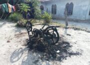 Sepeda motor pelaku begal hangus dibakar warga.(Waspada/ist)