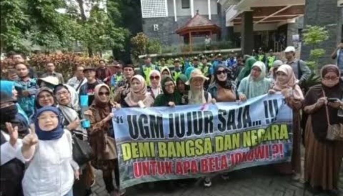 Tuntut Bukti Ijazah Jokowi, Ratusan Massa Demo Di UGM