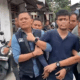 PETUGAS dari satuan Reserse Narkoba Polrestabes Medan meringkus RM, 28, seorang bandar Narkoba di Jl. Brigjen Katamso Gang Nasional, Kecamatan Medan Maimun, Kamis (24/4) sore. Waspada/ist