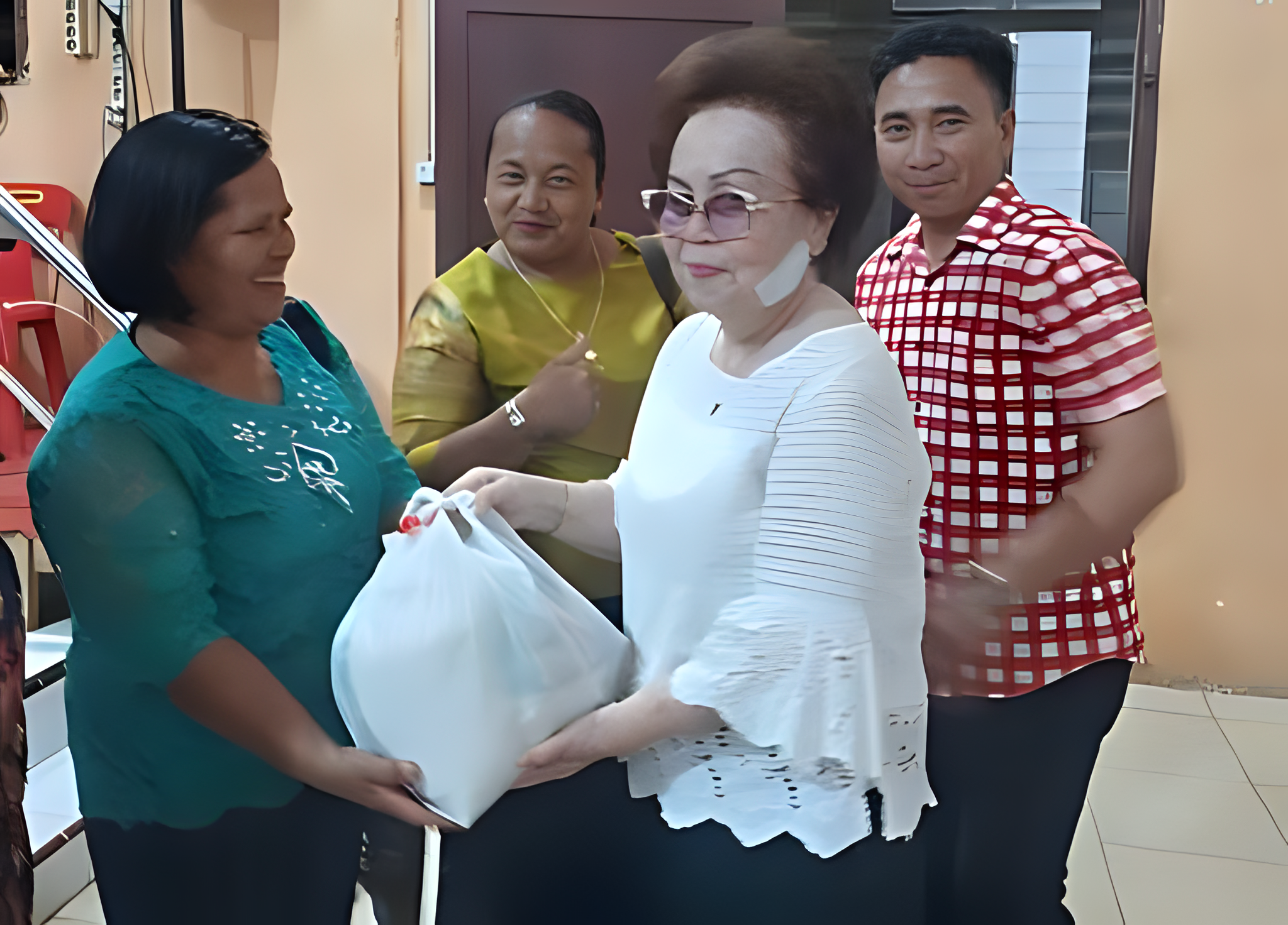 Peringatan Wafat Yesus Kristus Dan Paskah Diwarnai Pemberian Paket Sembako Peringatan Wafat Yesus Kristus dan Paskah di GPdI Elshadai diakhiri dengan pemberian paket sembako. Waspada/Ist