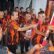 PENYERAHAN pataka yang diterima Pimpinan Anak Ranting PP, Asnul Arifin Sinaga yang diserahkan ketua terdahulu. Waspada/ist