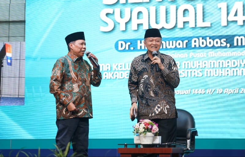 KETUA Pimpinan Pusat Muhammadiyah, Dr. H. Anwar Abbas, MM., M.Ag., dan Rektor UMSU Prof Agussani di acara Silaturahim Syawal 1446 H , Sabtu (19/4) di Auditorium Kampus UMSU Jalan Muchtar Basri No.3 Medan. Waspada/Ist