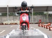 Cara Jitu Mengatur Tarikan Gas Motor Saat Lalui Banjir