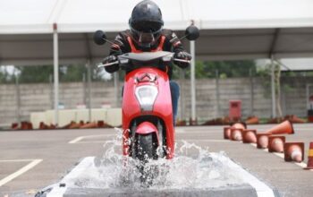 Cara Jitu Mengatur Tarikan Gas Motor Saat Lalui Banjir