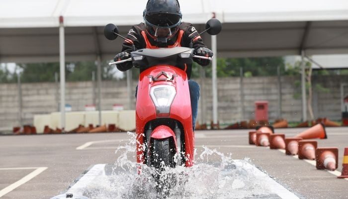 Cara Jitu Mengatur Tarikan Gas Motor Saat Lalui Banjir