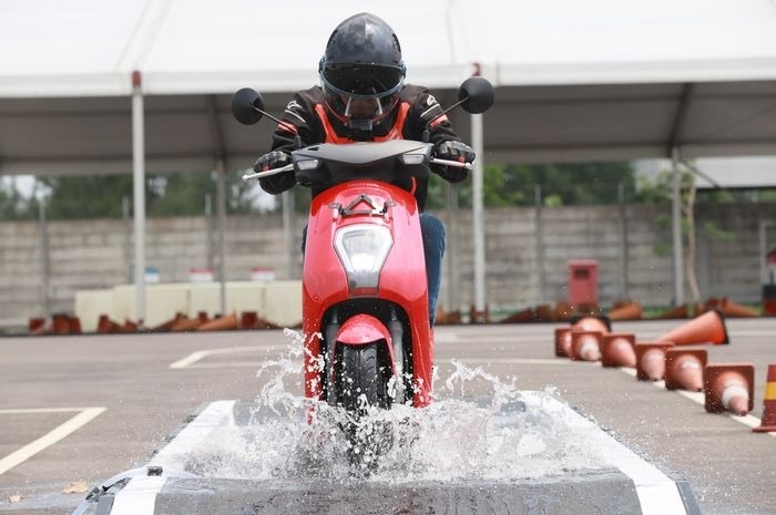 Cara Jitu Mengatur Tarikan Gas Motor Saat Lalui Banjir