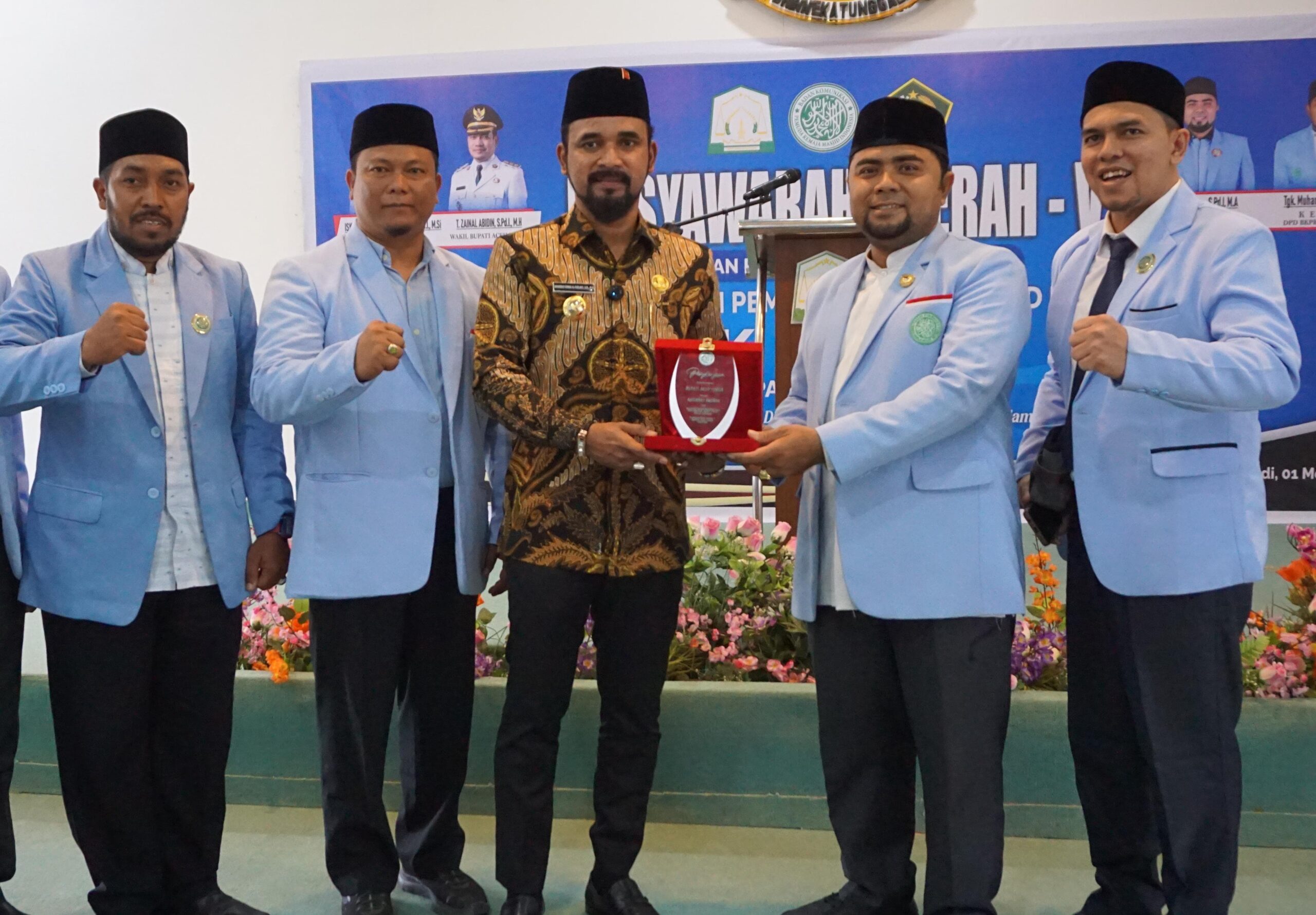 Cek Mad Pimpin BKPRMI Aceh Timur, 8 Lembaga Terima Penghargaan Sahabat BKPRMI Cek Mad Pimpin BKPRMI Aceh Timur, 8 Lembaga Terima Penghargaan Sahabat BKPRMI