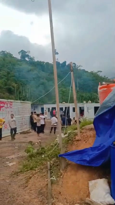 Ratusan Warga Menggamat Obrak-abrik Aset Perusahaan Tambang Biji Besi PT PSU