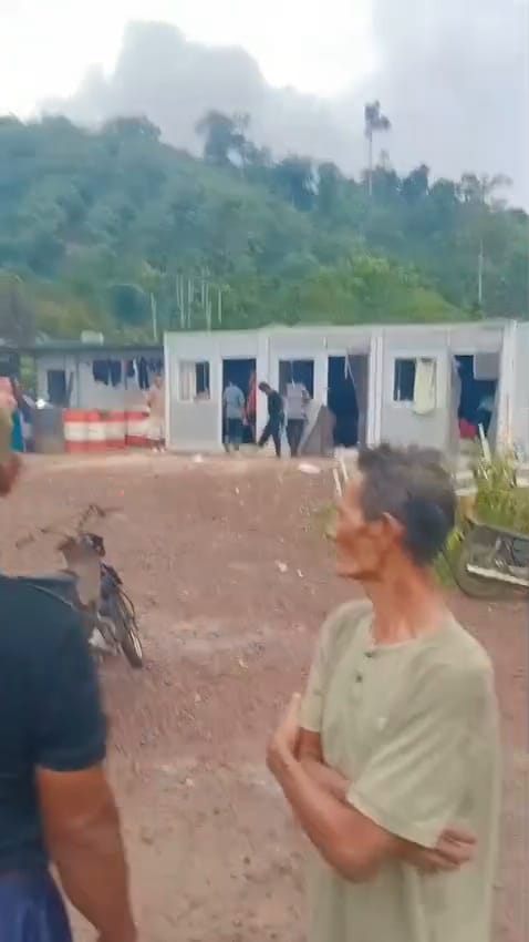 Ratusan Warga Menggamat Obrak-abrik Aset Perusahaan Tambang Biji Besi PT PSU