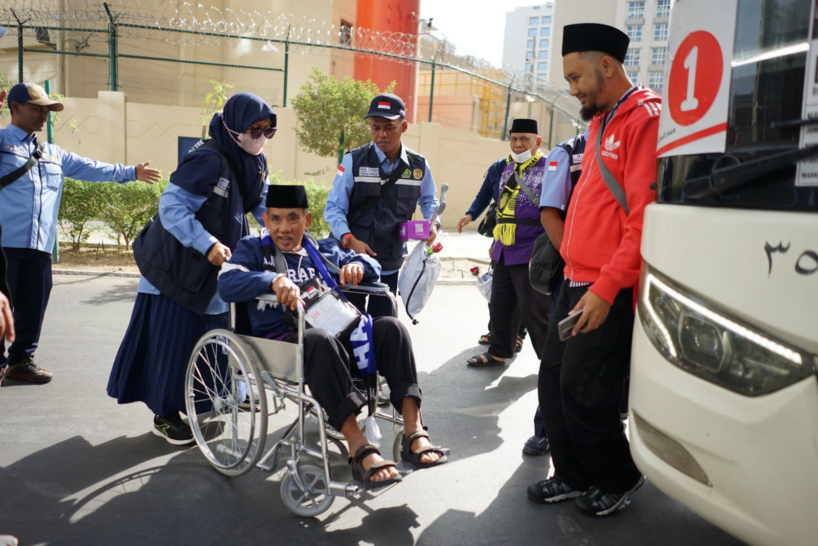 Senyum Haru Warnai Ketibaan Kloter Pertama Jemaah Haji Indonesia Di Madinah Senyum Haru Warnai Ketibaan Kloter Pertama Jemaah Haji Indonesia Di Madinah