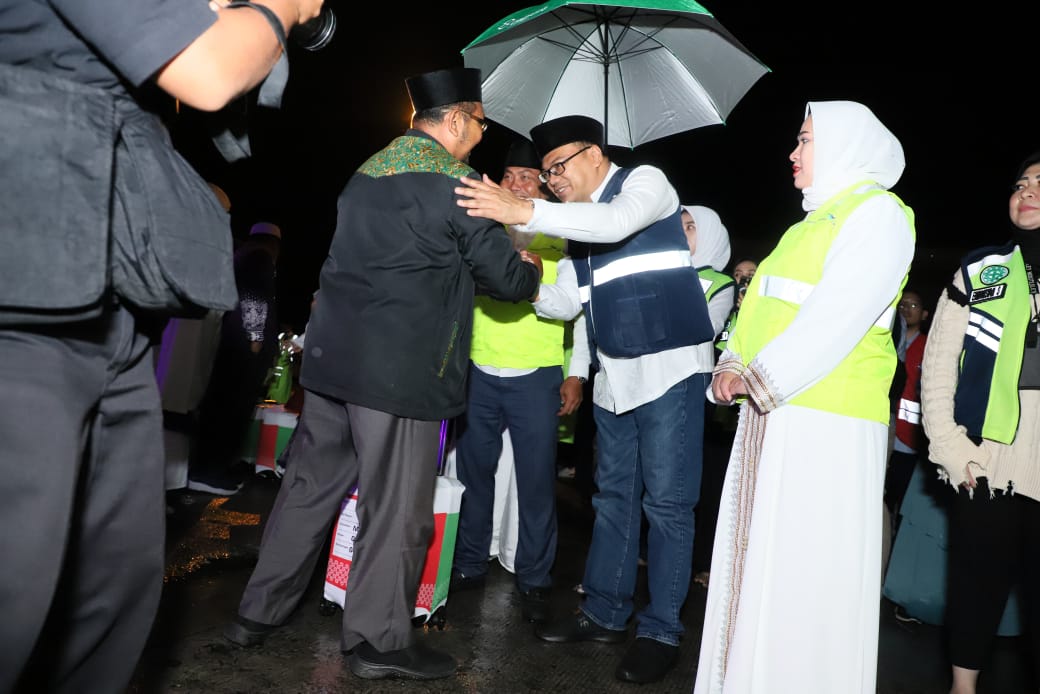 Asri Ludin Tambunan Lepas Calhaj Deliserdang Di Bandara Kualanamu Asri Ludin Tambunan Lepas Calhaj Deliserdang Di Bandara Kualanamu