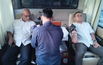 Para amil Baitul Mal Aceh sedang melakukan aksi sosial donor darah di Kantor Baitul Mal Aceh, Rabu (30/4/25).(Waspada/T.Mansursyah)