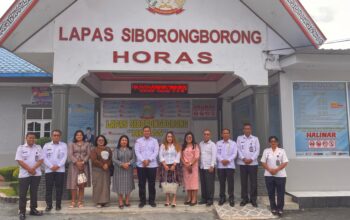 Kepala Lapas Kelas IIB Siborongborong, Herry Simatupang bersama pejabat strukturalnya foto bersama 6 Dosen UNITA di depan Lapas Siborongborong, Rabu (30/4). Waspada/Hotbin Purba