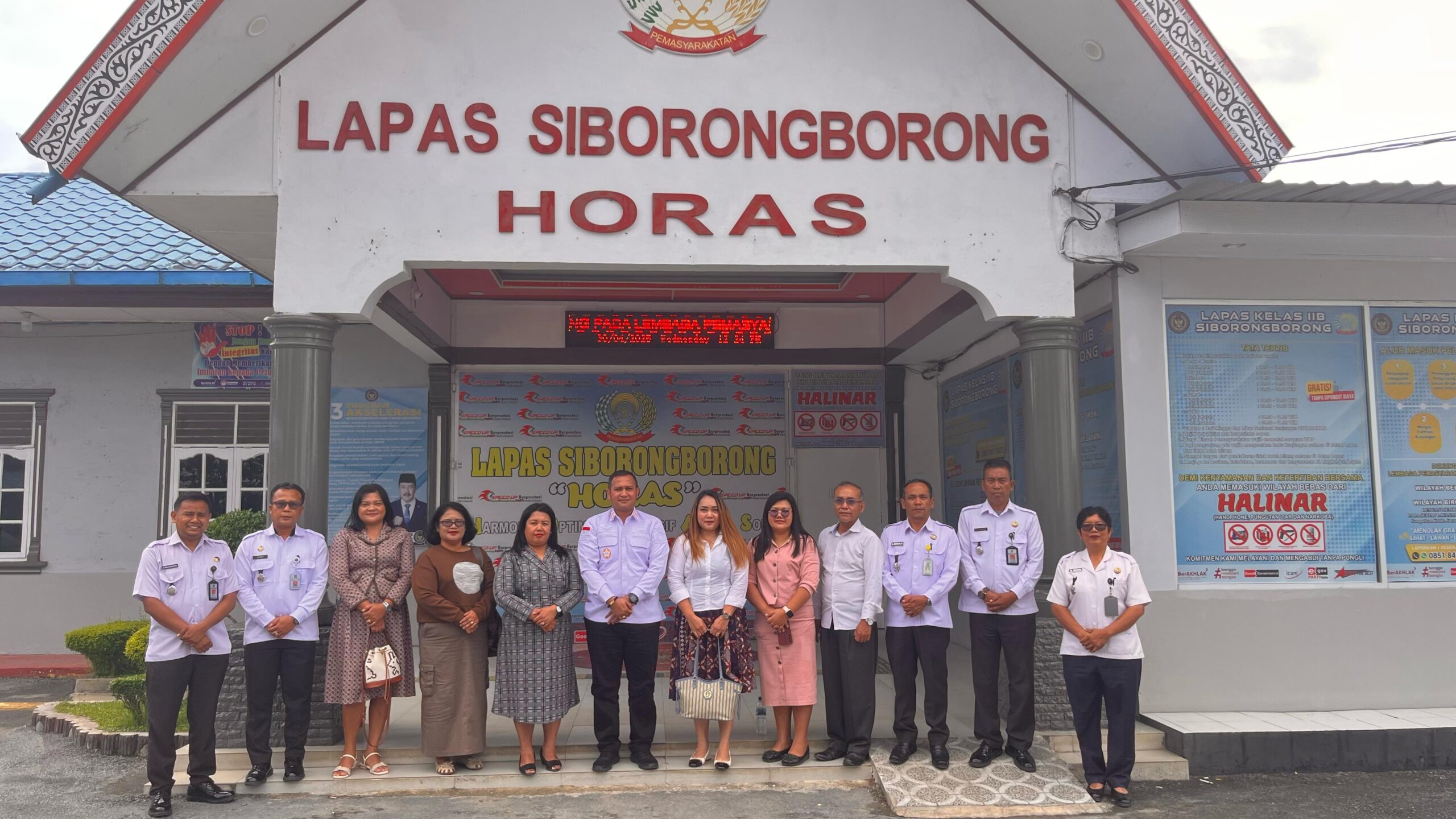Kepala Lapas Kelas IIB Siborongborong, Herry Simatupang bersama pejabat strukturalnya foto bersama 6 Dosen UNITA di depan Lapas Siborongborong, Rabu (30/4). Waspada/Hotbin Purba