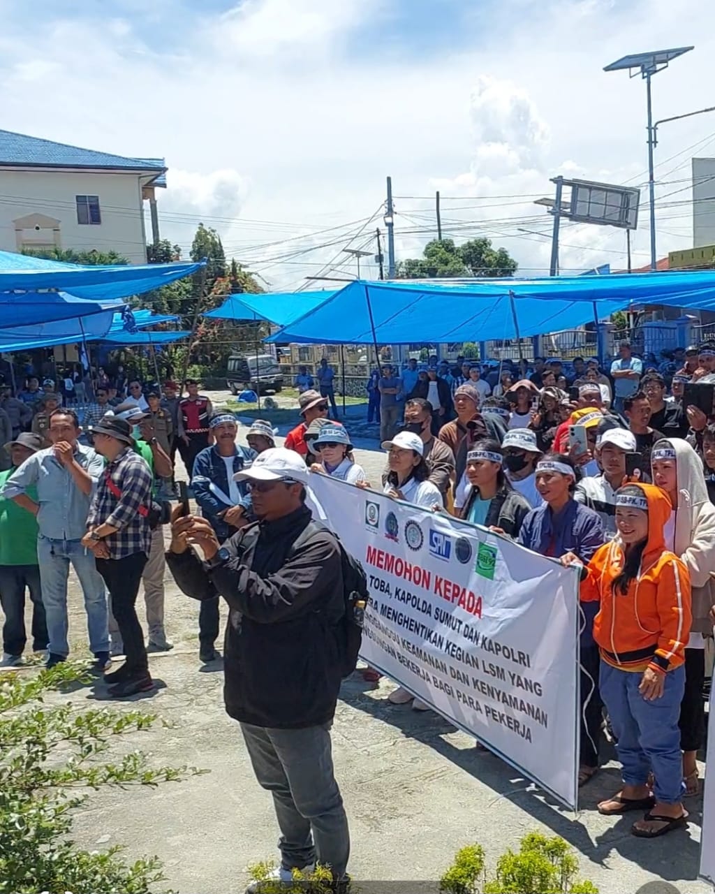 Peringati May Day, Ratusan Buruh Di Toba Sampaikan 5 Tuntutan Ratusan buruh aksi damai sampaikan 5 tuntutan dalam peringatan Hari Buruh di Tugu DI. Panjaitan, Balige, Kamis (1/5). Waspada/Ramsiana Gultom