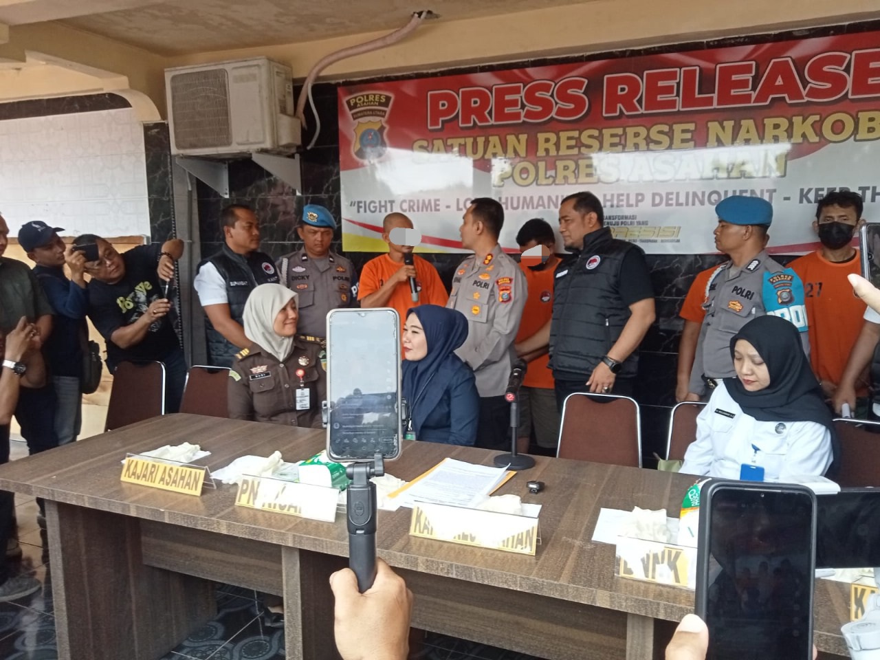 Kapolres Asahan AKBP Afdhal Junaidi saat mendengarkan keterangan BHS tersangka kepemilikan dan akan menjual Narkotika jenis kokain, yang diamankan Sat Narkoba Polres Asahan. Waspada/Sapriadi
